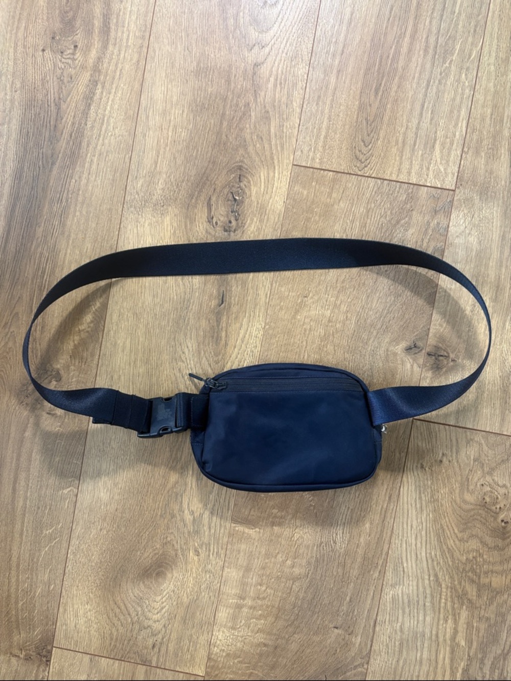 lululemon athletica Everywhere Belt Bag 1L NWOT Navy - Picture 3 of 4